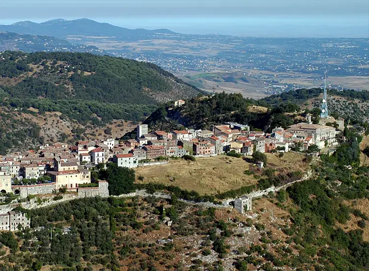 Foto aerea dell'acropoli di Segni e della Porta Foca nel Parco Archeologico Urbano Diffuso