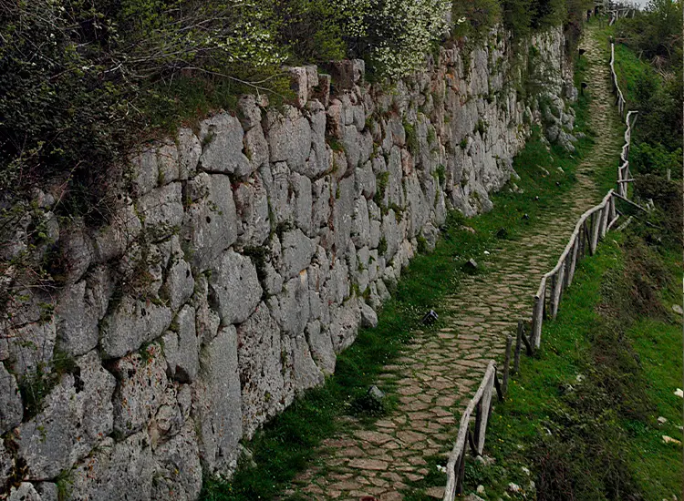 Mura poligonali su via Porta Foca a Segni, conservate con i blocchi originari dell'opera poligonale.
