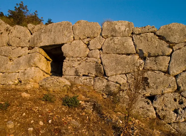 Posterula a monte della Porta Saracena a Segni, con due architravi monolitici ancora in situ.
